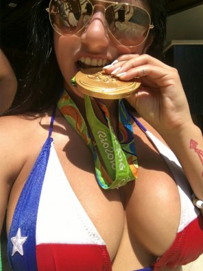 foto amadora Mia Khalifa has Olympic gold in bikini