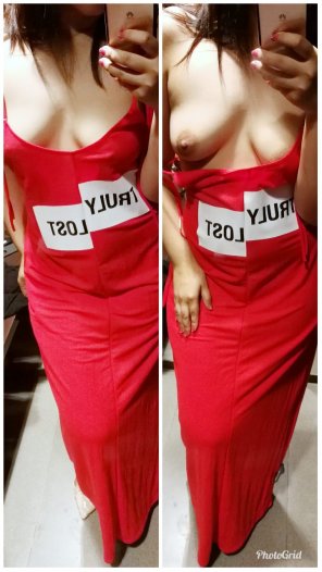 zdjęcie amatorskie In a dressing room. Truly lost. Hoping I get laid with this dress. [F]