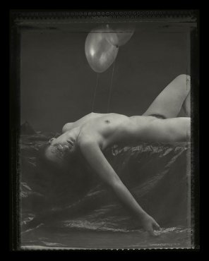 photo amateur Nude with Balloons, 1985