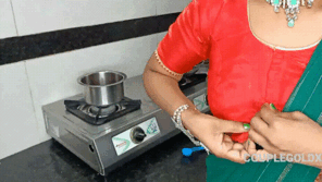 foto amadora Women making tea in own milk