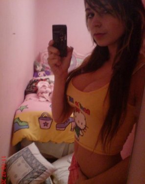 amateur pic Yellow top