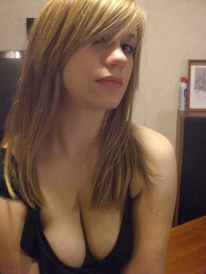 amateur photo Deep cleavage