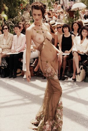 zdjęcie amatorskie This dress by the high-end fashion label Dior, 2007