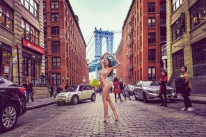 photo amateur Naked in front of the Brooklyn Bridge