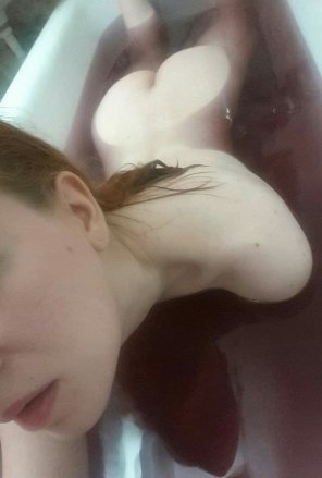 foto amateur First time here! Bathing in red whine.. <3