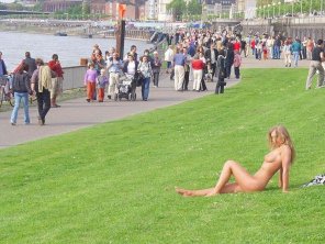 zdjęcie amatorskie sunbathing on the esplanade