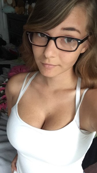 Cute girl with glasses Porn Pic - EPORNER