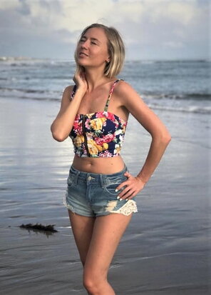 amateur pic Natalia Andreeva blonde slut at the beach