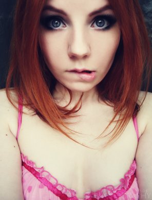 foto amatoriale Redhead Lip Bite