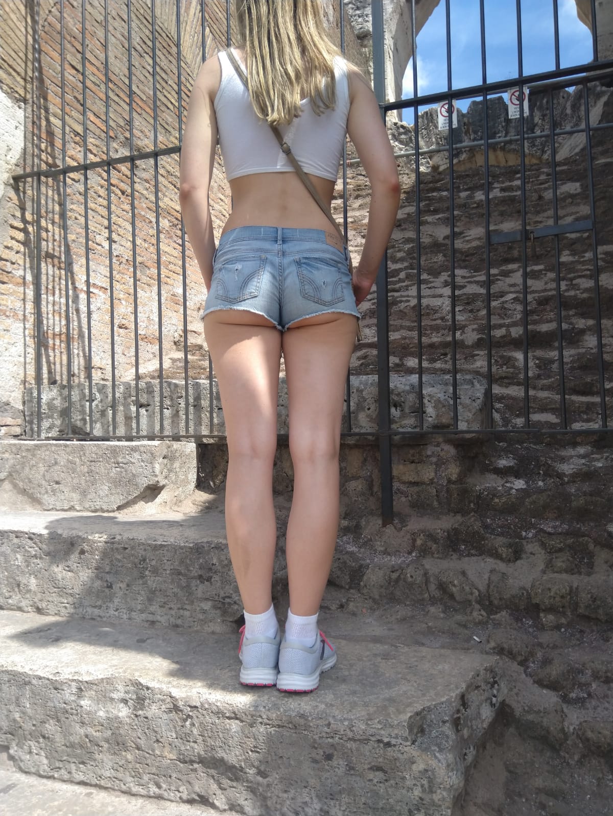 Teen Short Shorts - Short shorts are [f]un when out sightseeing! Porn Pic - EPORNER