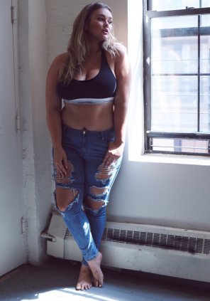 photo amateur Love me a thick girl in ripped jeans