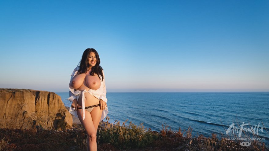 Antonella Cliffside nude