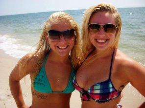 foto amateur Two blondes at the beach.