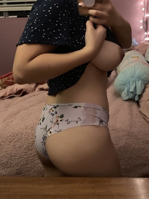 iâ€™ve been doing weighted squats everyday & iâ€™m just really proud of my booty ðŸ‘ðŸ’•