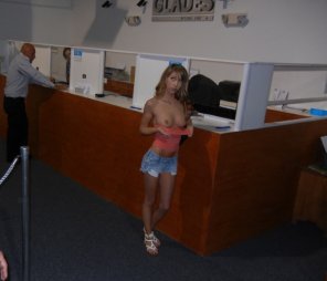 foto amadora At the bank