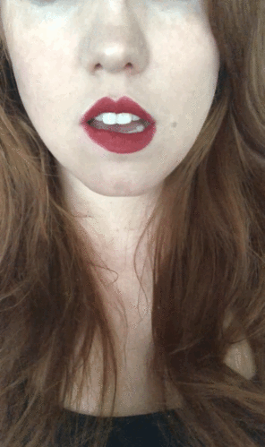 アマチュア写真 Can I pull off red lipstick with my red hair?