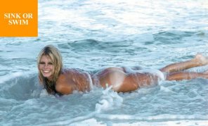 foto amadora Happy in the water with her tanlined butt