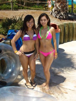 amateur-Foto Which Sister is hotter?