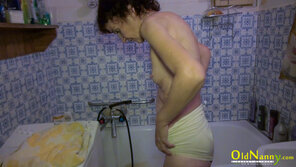 foto amadora Red Haired Girl Bathing Old Granny Of 81 Years