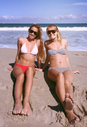 amateur pic Two friends with sandy feet