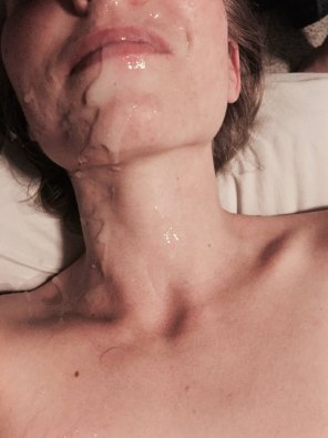 amateurfoto When I wake up in the morning, I wonder how many guys will have seen my lips covered in cum!?
