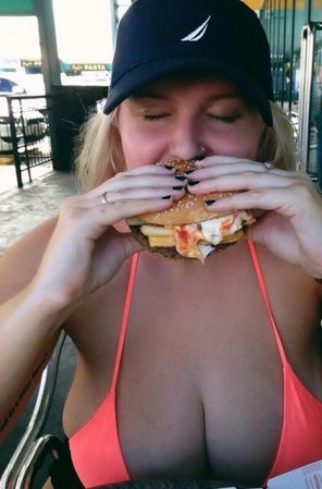 photo amateur Burger and Bikini