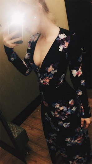 amateur pic PictureClassy Cleavage