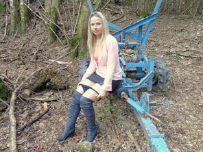 photo amateur Blonde Beauty Kendra in the woods