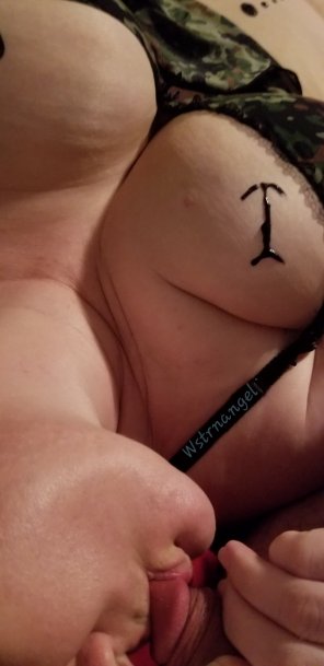 photo amateur Sucking on the tip of my hubby's cock [F44]