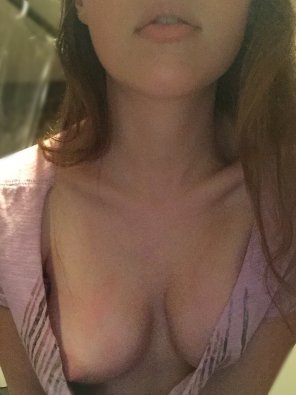 amateur pic Lips, collarbone, tits.