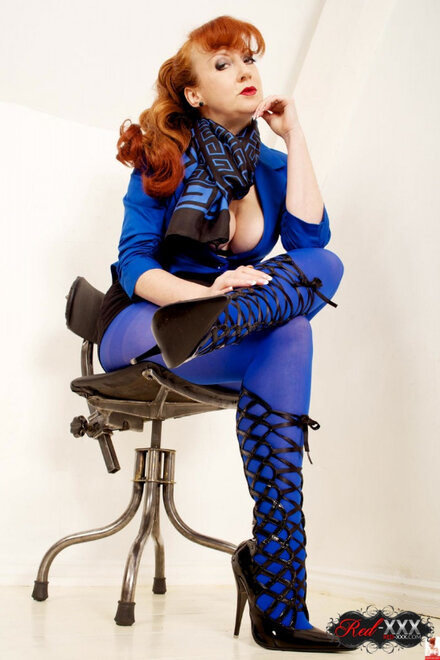 British redhead releases her big boobs before fingering her cunt_0002