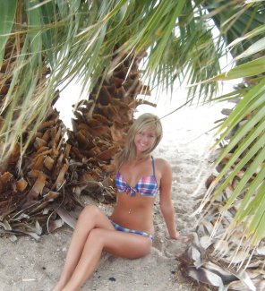 foto amadora Posing in the palm trees