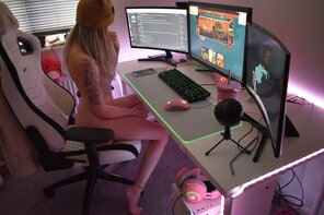 amateur pic You guys liked my battlestation so I would love to share more ðŸ’• [F]