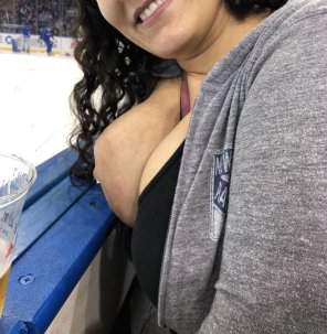 foto amateur 29[F]lashing front row at the Rangers game MSG