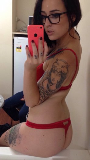 foto amateur Serious tats and a red thong, selfie