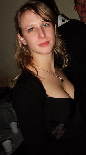 amateur pic Cute cleavage