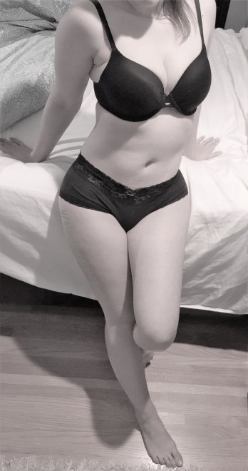 Can I pull off a classy B&W pin-up shot? :)