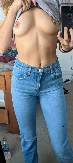 photo amateur Mom jeans in full effect