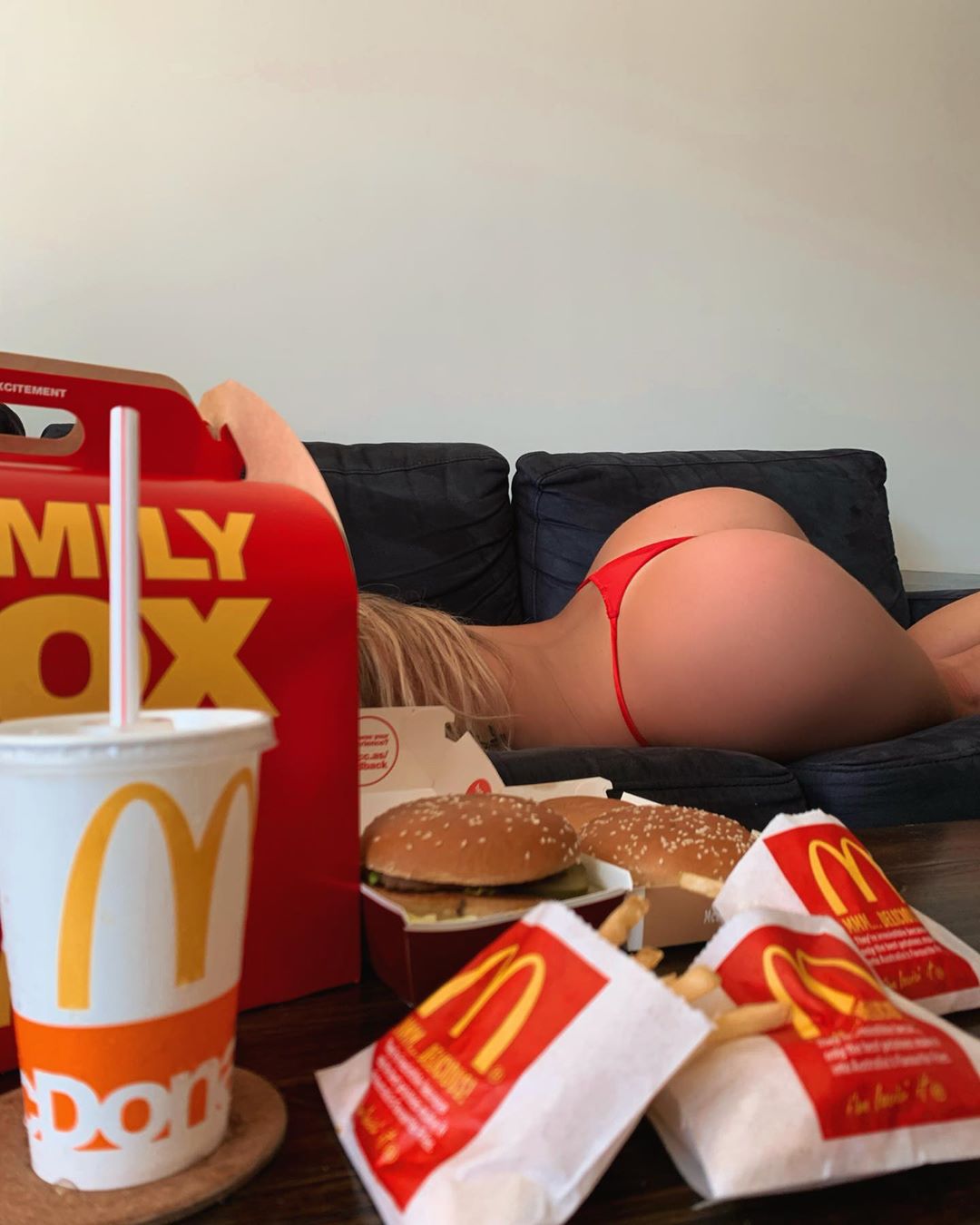 Mcdonalds Porn - What McDonald's includes that in the family box meal?! Foto Porno - EPORNER