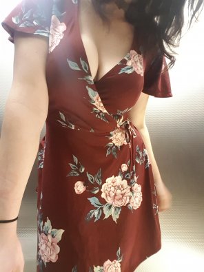foto amadora Doesn't this dress make my cleavage look amazing?? It's almost bursting out!