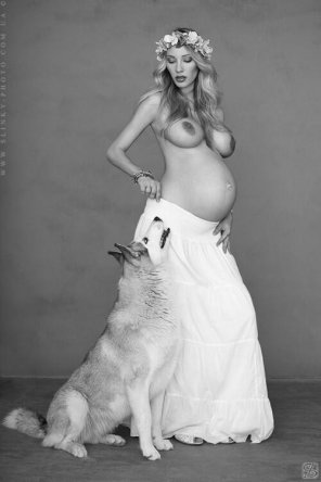 zdjęcie amatorskie The Maiden and the wolf