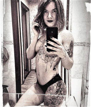 amateurfoto Tania, a slut with tattoos
