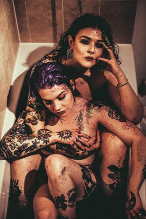foto amadora Bath time with my favourite gal! Still finding glitter two days later...! [OC]