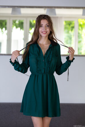 zdjęcie amatorskie MetArt_Green-Dress_Mila-Azul_high_0016