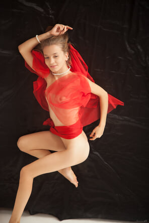 foto amateur stunning_lady-in-red_alisabelle_high_0007