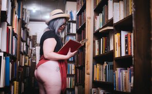 amateur photo Hehehe ðŸ˜ðŸ“š yep that's my butt in a bookstore.... shhh I'm reading!