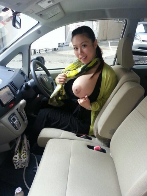 One huge titty in her car