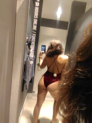 amateur photo [F] Changing room booty pic