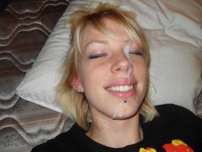 amateur pic She's cute and clearly enjoys the huge load on her face