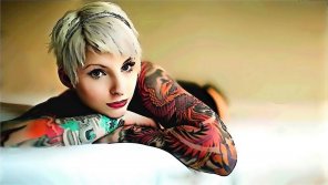 foto amateur Blonde with short hair and ink sleeves; nice wallpaper [1920x1080]